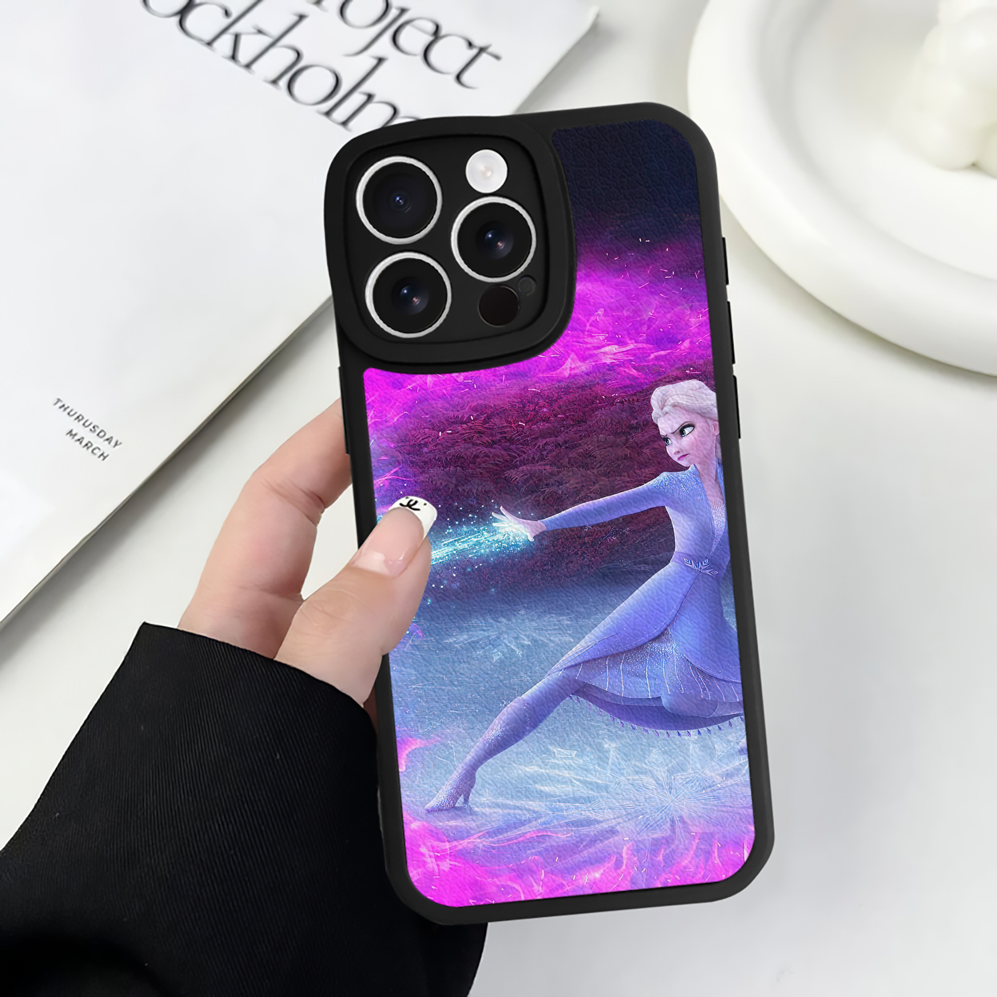 （画像用） アナと雪の女王 アンナ エルサ Frozen Anna Elsa 【iPhone 16シリーズ対応】シリコンスマホケース（レザー調） 材質：シリコン